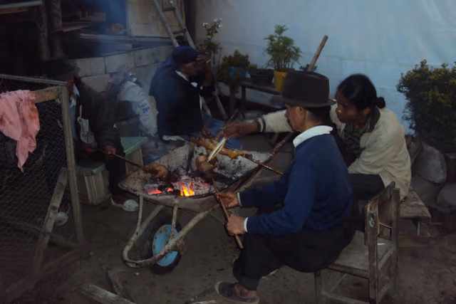 Asando cuyes en la fiesta de Primera Comunión, Otavalo