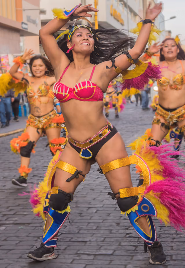 Tobas, danzando