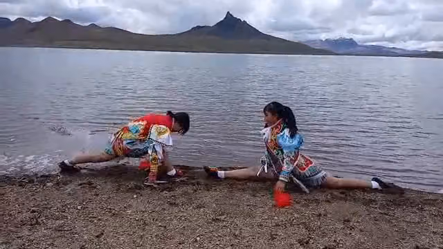 Female scissor dancers (video)