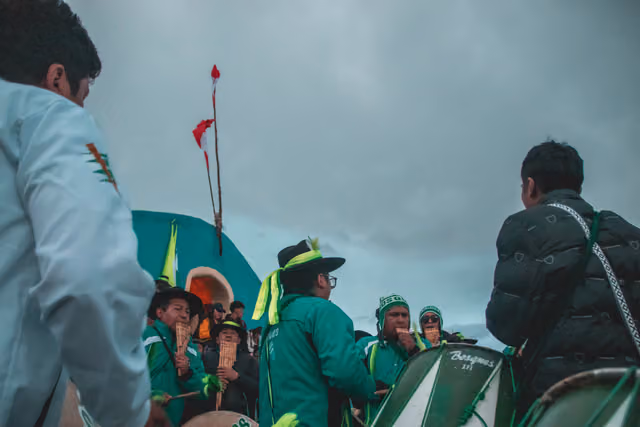 Sikuris en el cerro Pokopaka frente a las capillas de las Cruces (2021)
