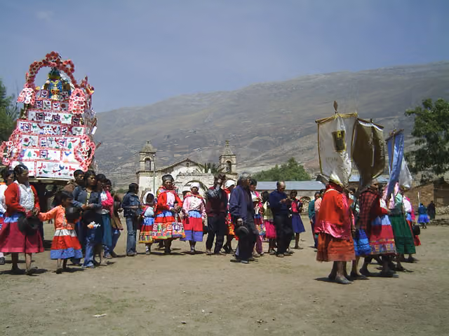 Procesión de la Virgen María en Carampa (Ayacucho)
