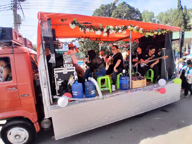 Chaco music band resting, Cochabamba