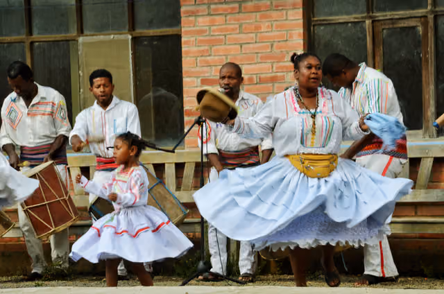 Al ritmo de las polleras, danza afroboliviana (saya)