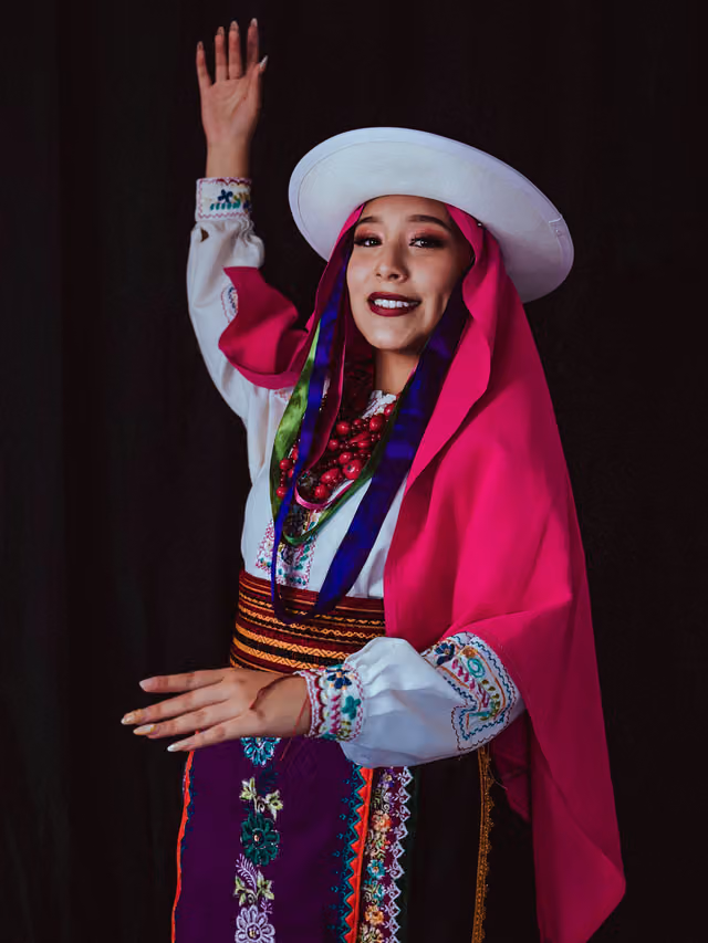 Elegancia en el traje tradicional de la comunidad Cacha 02