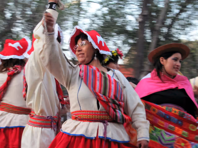 Inmigrantes peruanas bailando en Chile