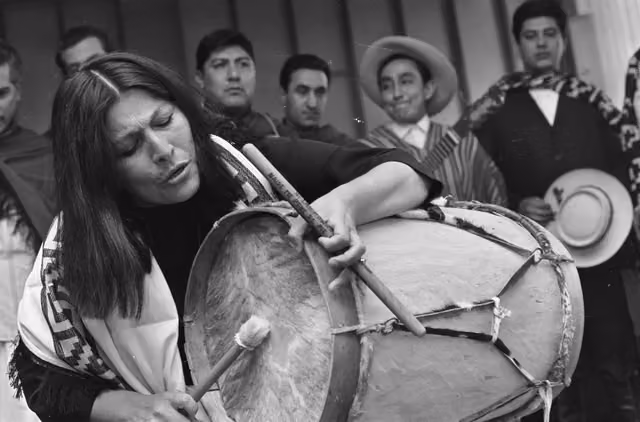 Mercedes Sosa accompanying herself on a drum, 1967
