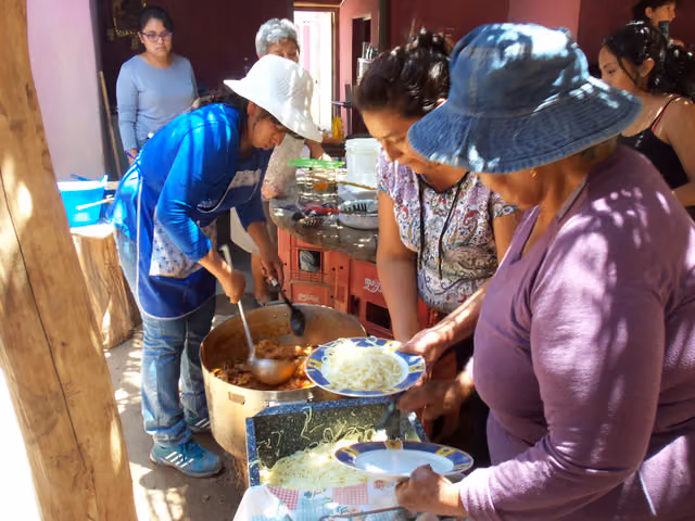 Mujeres cocinando en las fiestas patronales de Molinos (64)