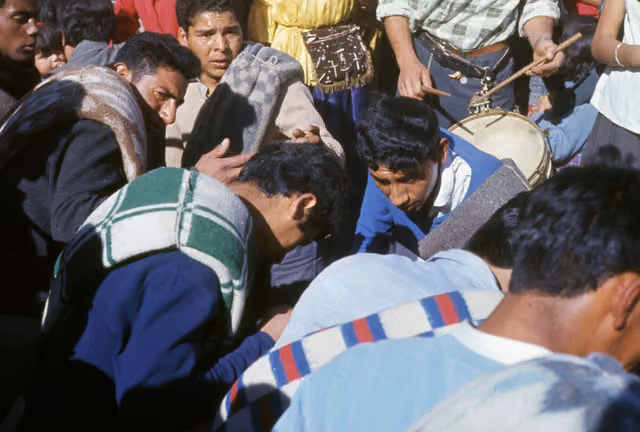 Fiesta de La Tirana: jóvenes ante un tamborero con caja, 1966-1967