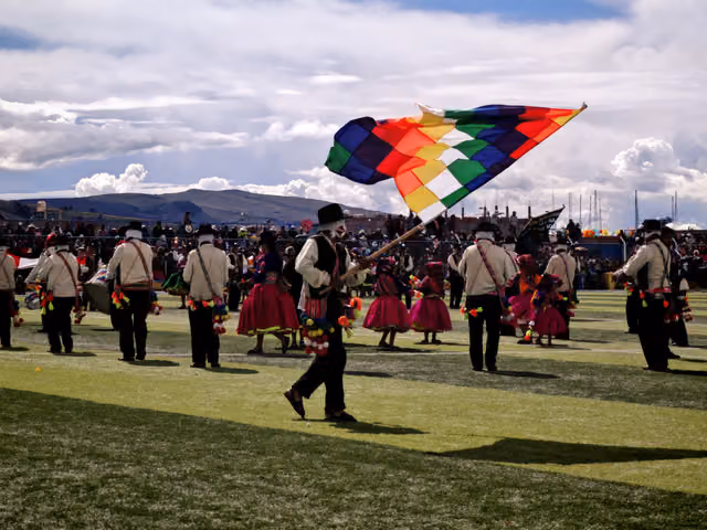 Bailarín flameando la wiphala, conjunto Chacareros Flor de Sankayu