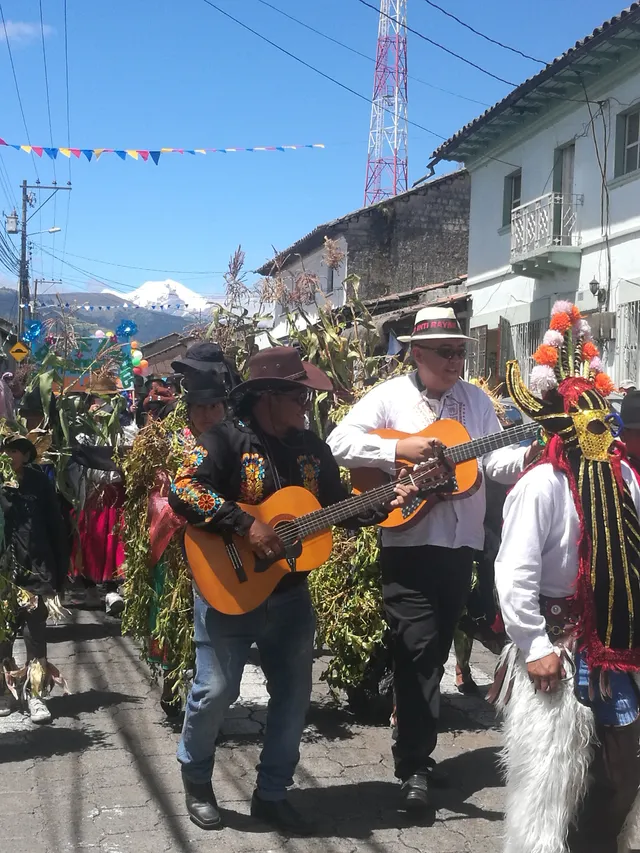 Músicos y bailarines del Inti Raymi en La Esperanza, Imbabura