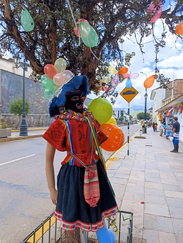 Dolls made for the comadres festivity, historic centre of Cusco (01)