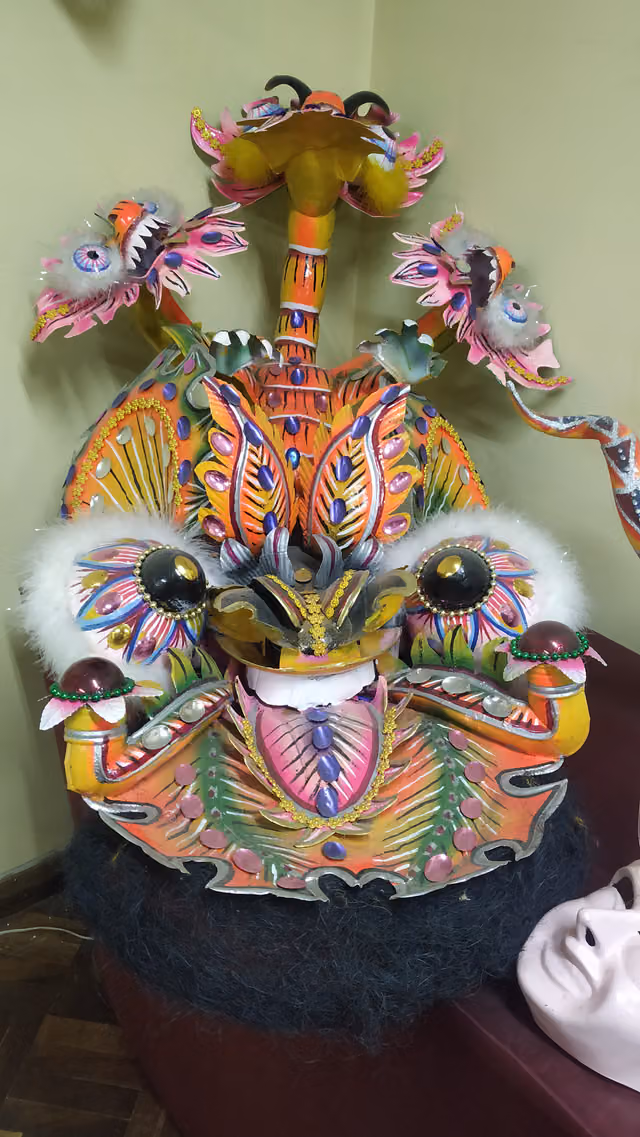 Máscara de morenada de hojalata