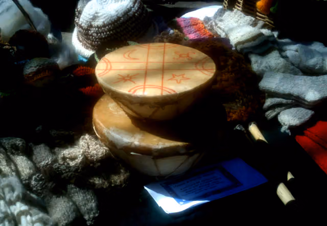 Cultrunes a la venta como artesanía en Valdivia