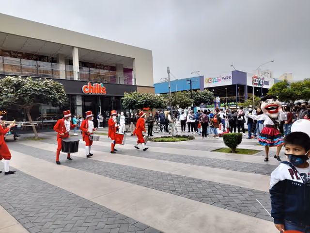 Musical comparsa for Fiestas Patrias at a shopping center