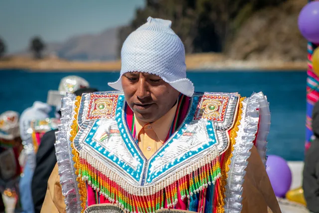 Bailarín de kullawada en el estrecho de Tiquina