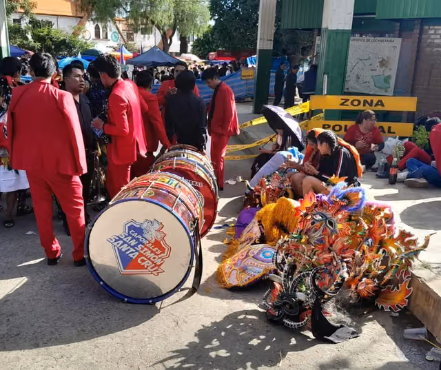 Banda de diablada descansando, Corso de Corsos, Cochabamba