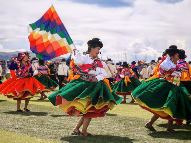 Mujeres danzantes del conjunto Chacareros Flor de Sankayu