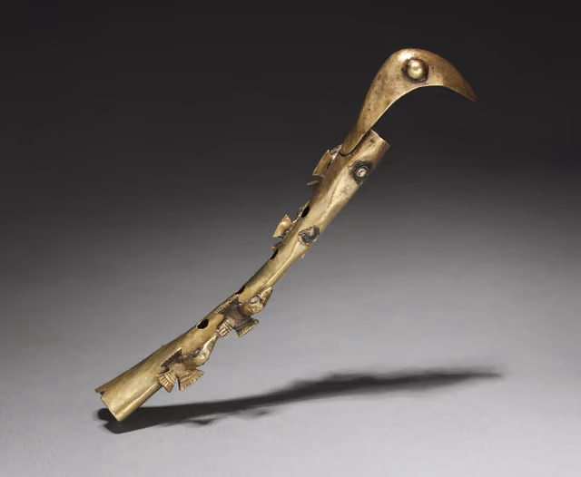 Flauta de oro de estilo Chavín (c. 500–200 a. C.)