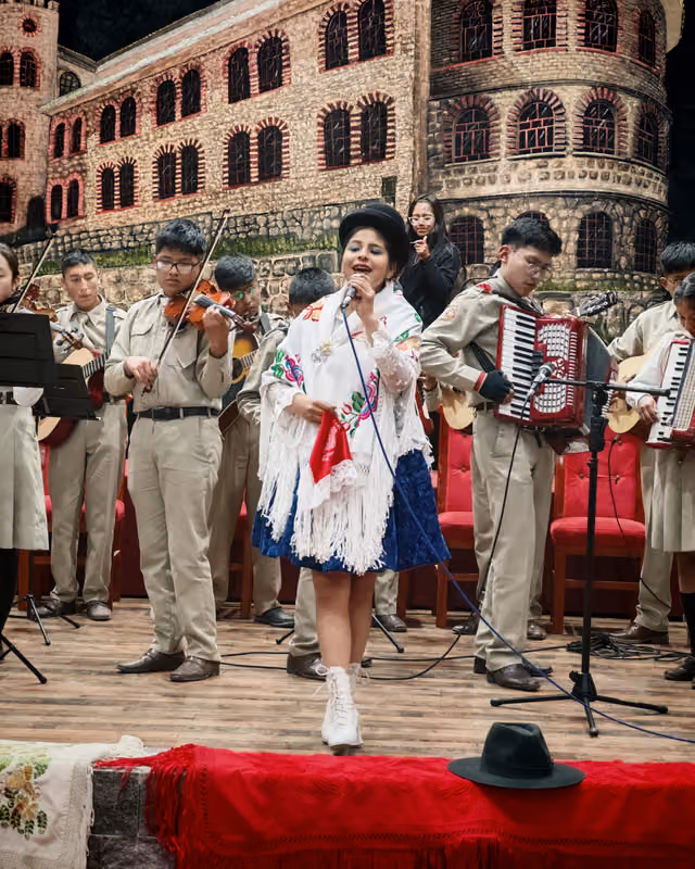 Canto escolar en la ceremonia de inicio del concurso de Marinera y Pandilla Puneña