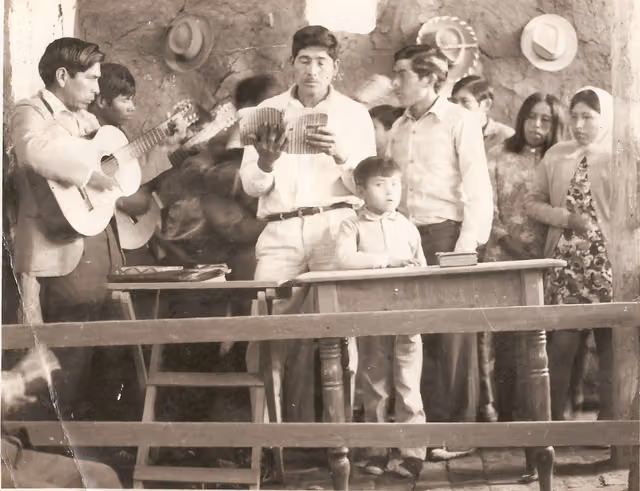 Men reciting songs in Sáenz Peña