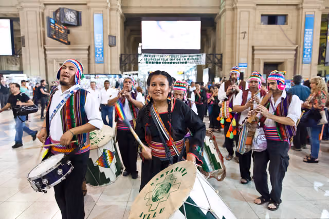 Música del altiplano en la estación de trenes de Constitución (15483541648)