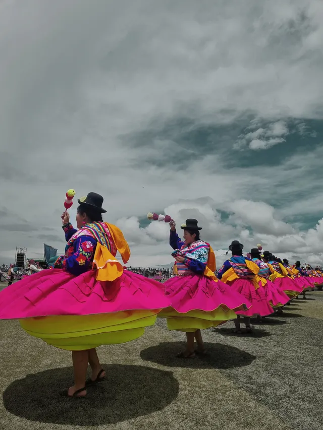 Bailarinas de la danza Chacareros Flor de Sancayo, Acora, Puno