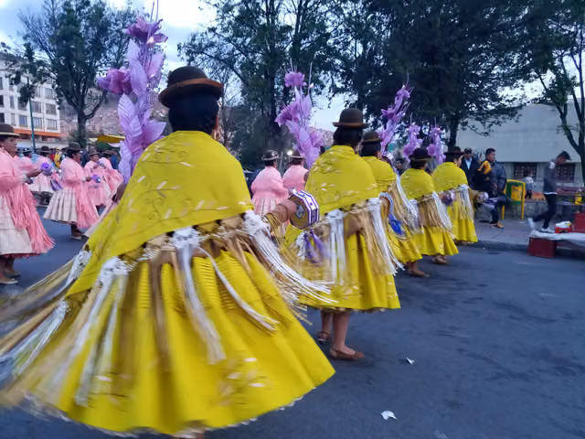Cholitas dancing in La Paz