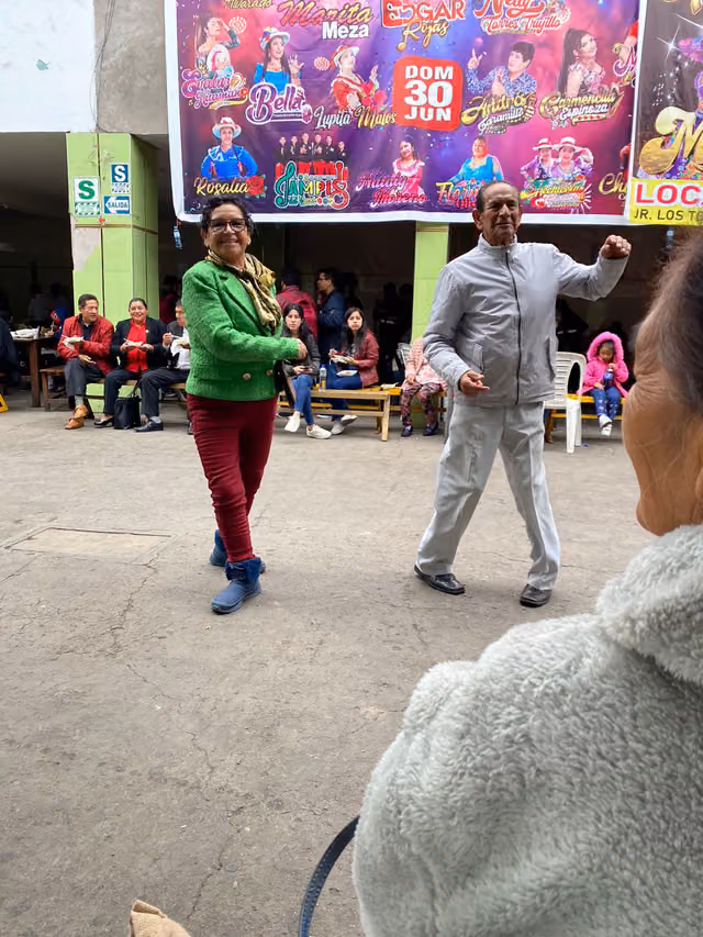 Pareja de ancianos bailando música ancashina