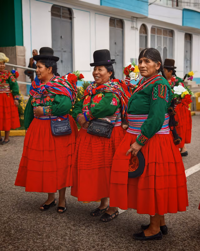 Tenientinas en la apertura del Jach'a Anata Phunchawi