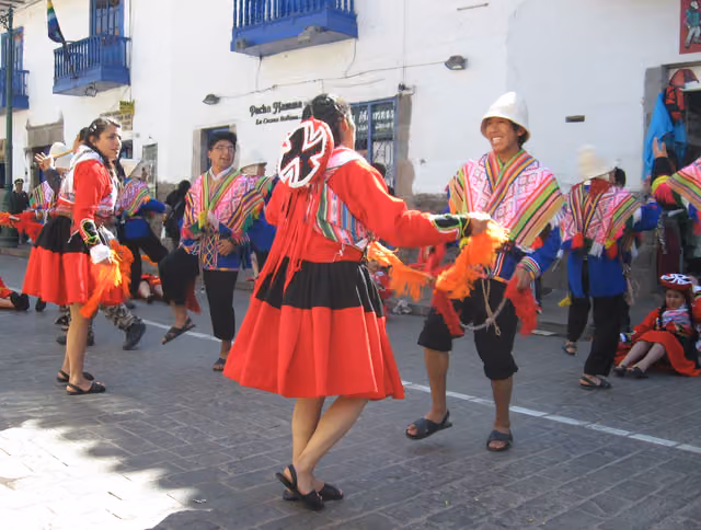 Danzas étnicas en Cusco (Perú), 37016186055