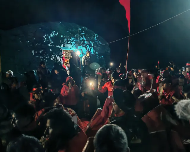 Sikuris tocando en el Apu Pokopaka en vísperas de la Santísima Cruz del 3 de mayo en Huancané
