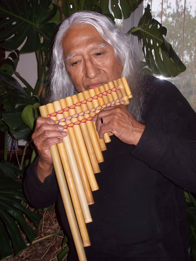 Uña Ramos playing the antara