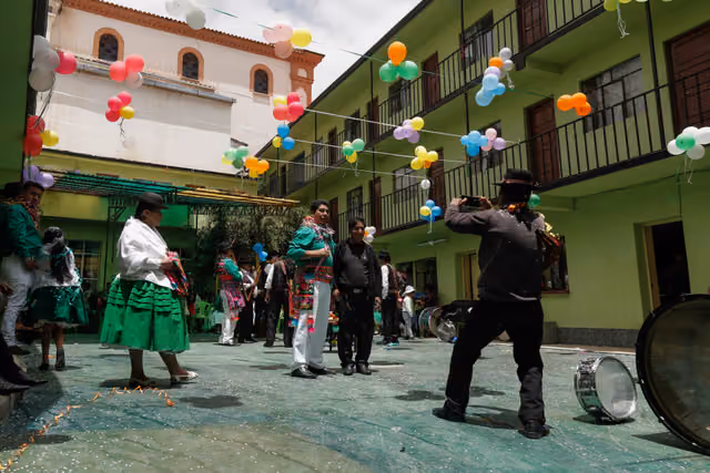Músicos y bailarines en una fiesta de carnaval en Copacabana (2025)