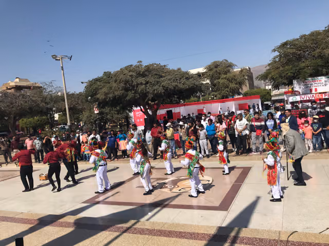 Danza típica en la Plaza de Armas de Nasca (Perú)