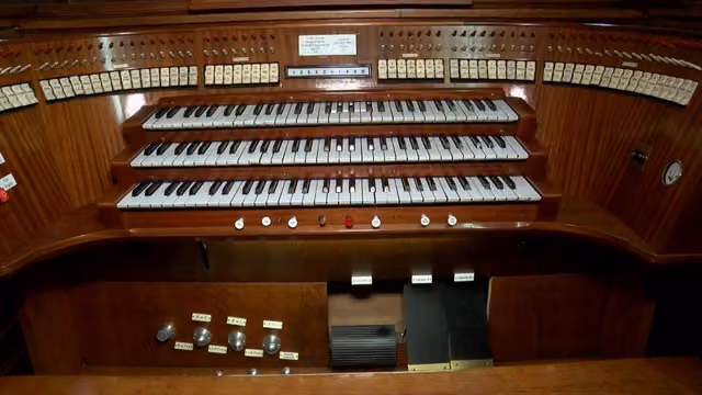 Console of the organ of the Church of San José, central Medellín