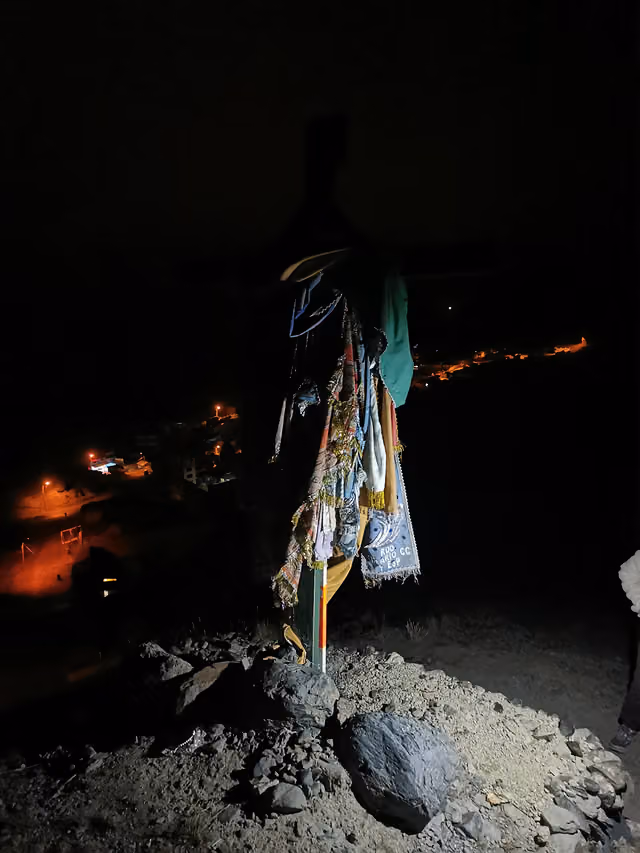 First cross on the Qoylluriti road at night