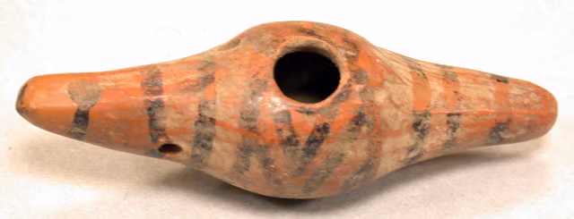 Silbato en forma de vaina, Perú, vista b (c. 300–1000 d. C.)
