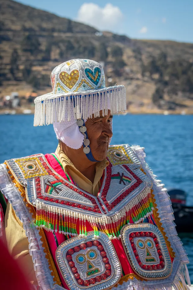 Bailarín de kullawada en el estrecho de Tiquina