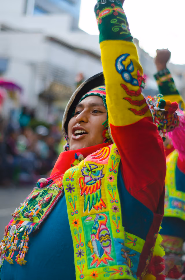 Bailarín de tinku en el Carnaval de Bolivia