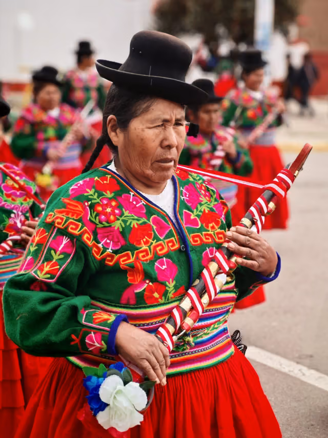 Desfile de autoridades femeninas en la apertura del Jach'a Anata Phunchawi
