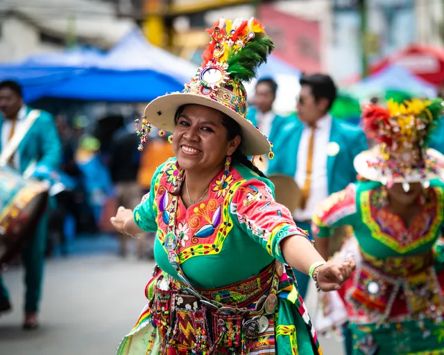 Bailarina de tinku sonriente