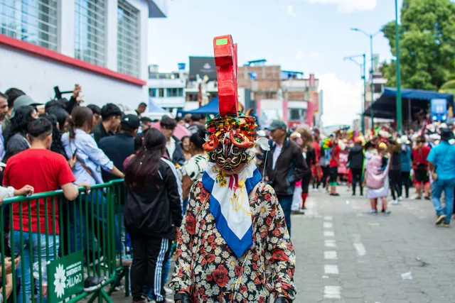 Diablo de la Diablada Pillareña con careta tradicional y traje floral