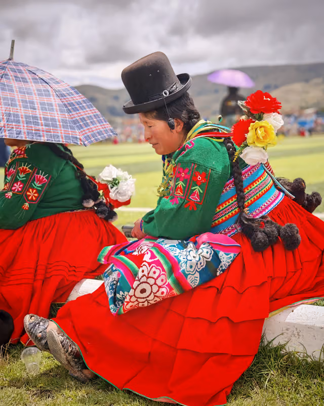 Detalle del atado que llevan en la espalda, conjunto Chacareros Flor de Sankayu