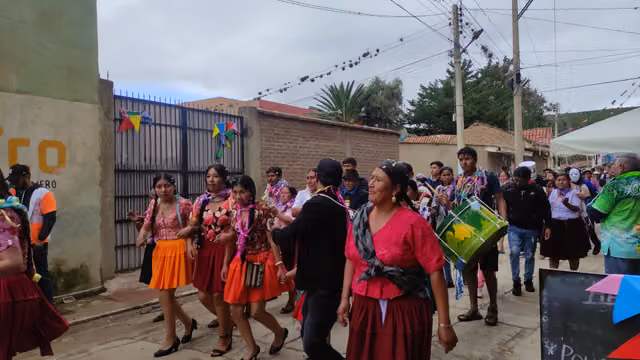 Jóvenes y adultos con atuendos carnavaleros en Villa Rivero