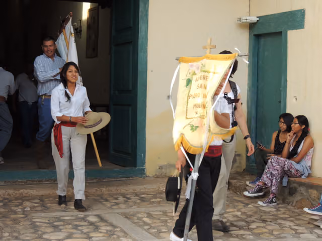 Alferezas con banderas saliendo de la iglesia de Molinos