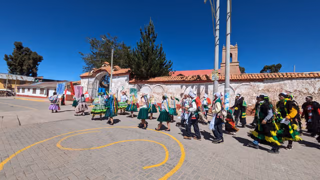 Danzantes de Apu Quyllurit'i en la plaza principal de Nuñoa, Puno, Perú