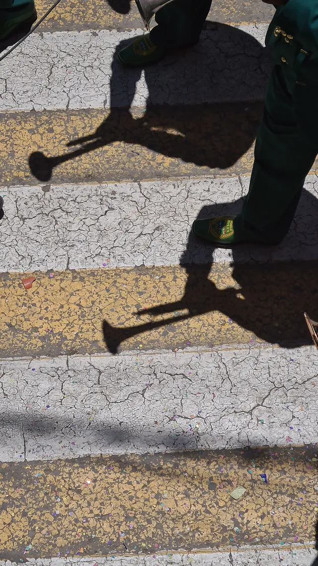 Sombras de trompetistas en el carnaval de Oruro (10)