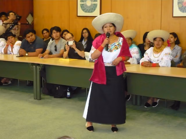 Presentation of Ecuadorian indigenous clothing, Mama Chumbi de mi vida (photo 04)
