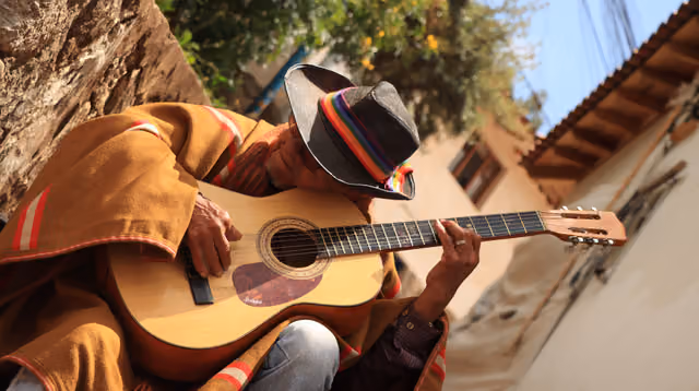 Hombre mayor tocando la guitarra en Siete Borreguitos, Cusco