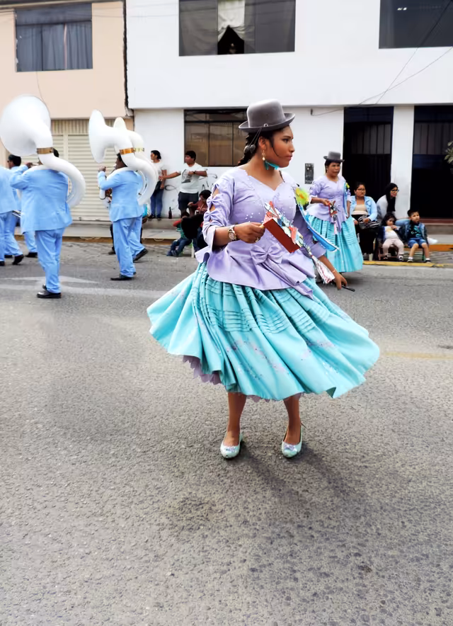 Cholita puneña de la danza morenada del Perú 01